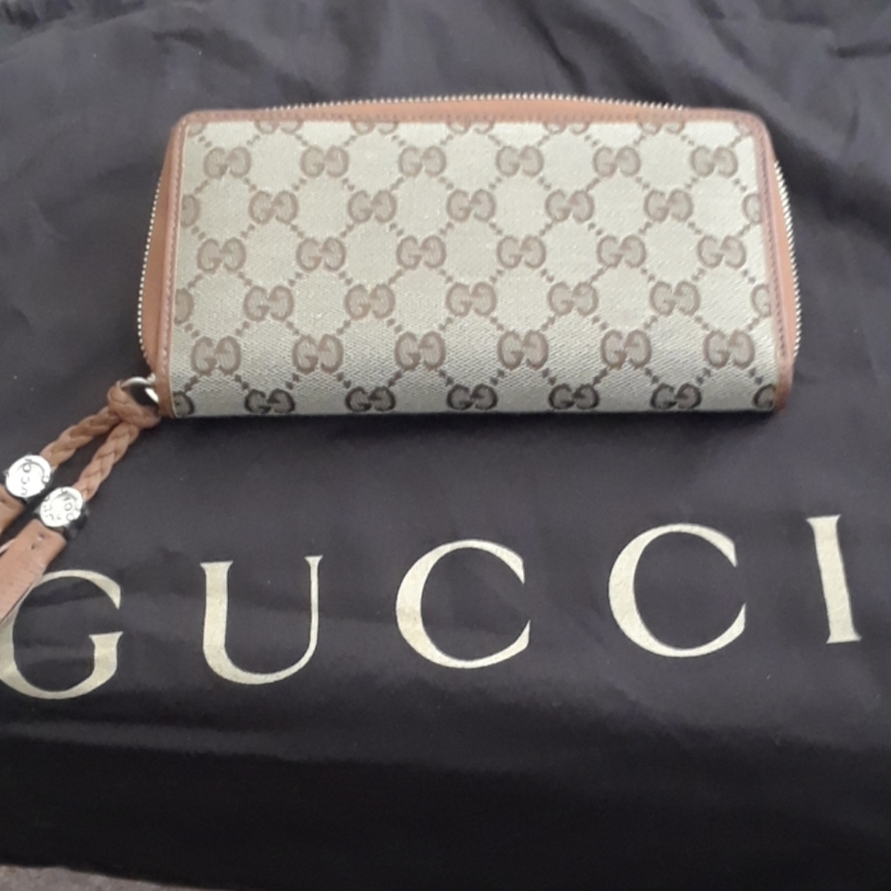 NWOT Authentic Gucci zip around wallet